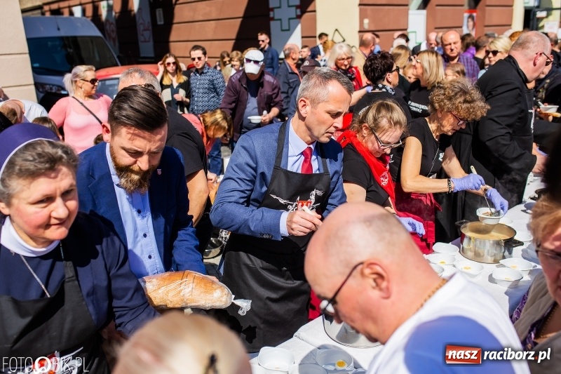 Zdjęcie w galerii na portalu naszraciborz.pl: Setki święconek na raciborskim Rynku, a do tego wielkanocny żurek [FOTO i WIDEO] wiadomości z regionu