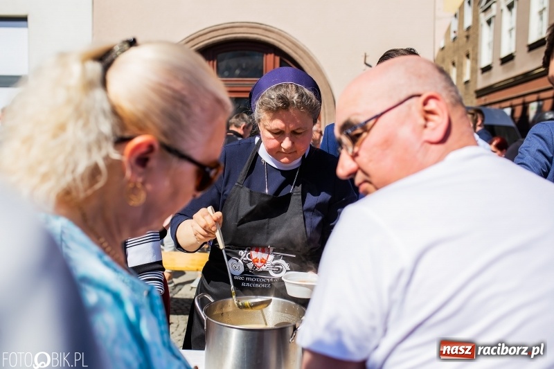 Zdjęcie w galerii na portalu naszraciborz.pl: Setki święconek na raciborskim Rynku, a do tego wielkanocny żurek [FOTO i WIDEO] wiadomości z regionu