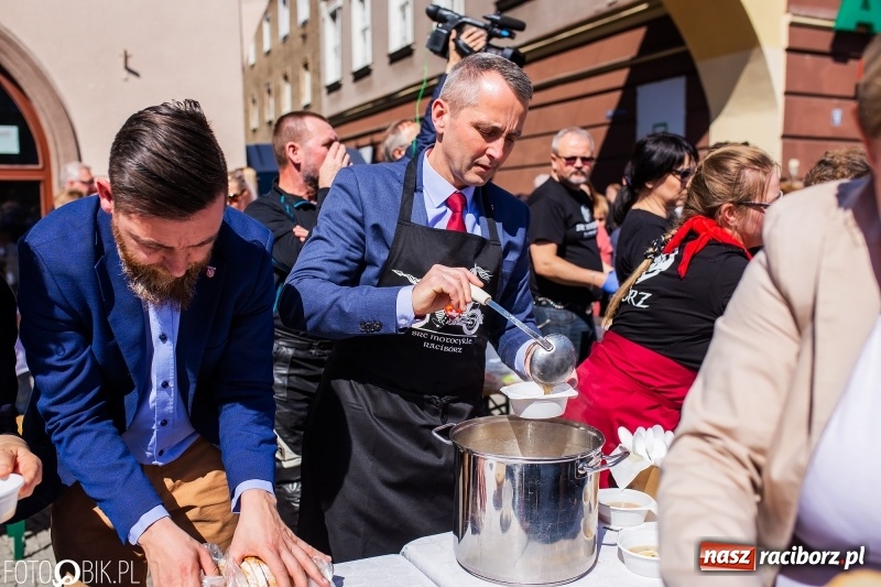 Zdjęcie w galerii na portalu naszraciborz.pl: Setki święconek na raciborskim Rynku, a do tego wielkanocny żurek [FOTO i WIDEO] wiadomości z regionu