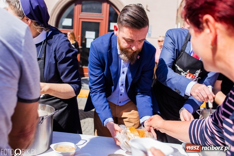 Zdjęcie w galerii na portalu naszraciborz.pl: Setki święconek na raciborskim Rynku, a do tego wielkanocny żurek [FOTO i WIDEO] wiadomości z regionu