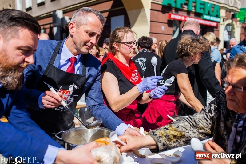 Zdjęcie w galerii na portalu naszraciborz.pl: Setki święconek na raciborskim Rynku, a do tego wielkanocny żurek [FOTO i WIDEO] wiadomości z regionu