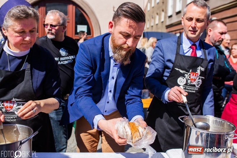 Zdjęcie w galerii na portalu naszraciborz.pl: Setki święconek na raciborskim Rynku, a do tego wielkanocny żurek [FOTO i WIDEO] wiadomości z regionu