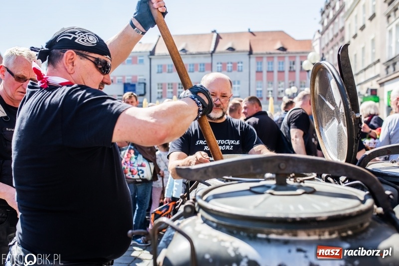 Zdjęcie w galerii na portalu naszraciborz.pl: Setki święconek na raciborskim Rynku, a do tego wielkanocny żurek [FOTO i WIDEO] wiadomości z regionu