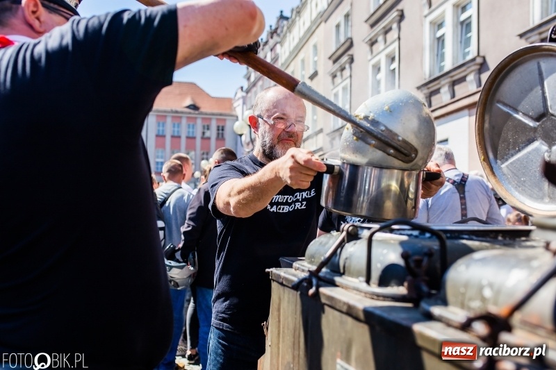 Zdjęcie w galerii na portalu naszraciborz.pl: Setki święconek na raciborskim Rynku, a do tego wielkanocny żurek [FOTO i WIDEO] wiadomości z regionu