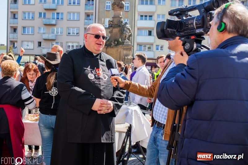 Zdjęcie w galerii na portalu naszraciborz.pl: Setki święconek na raciborskim Rynku, a do tego wielkanocny żurek [FOTO i WIDEO] wiadomości z regionu