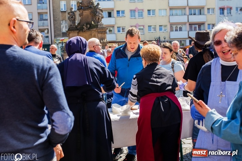 Zdjęcie w galerii na portalu naszraciborz.pl: Setki święconek na raciborskim Rynku, a do tego wielkanocny żurek [FOTO i WIDEO] wiadomości z regionu