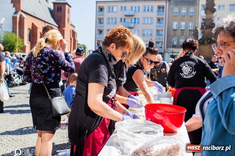 Zdjęcie w galerii na portalu naszraciborz.pl: Setki święconek na raciborskim Rynku, a do tego wielkanocny żurek [FOTO i WIDEO] wiadomości z regionu