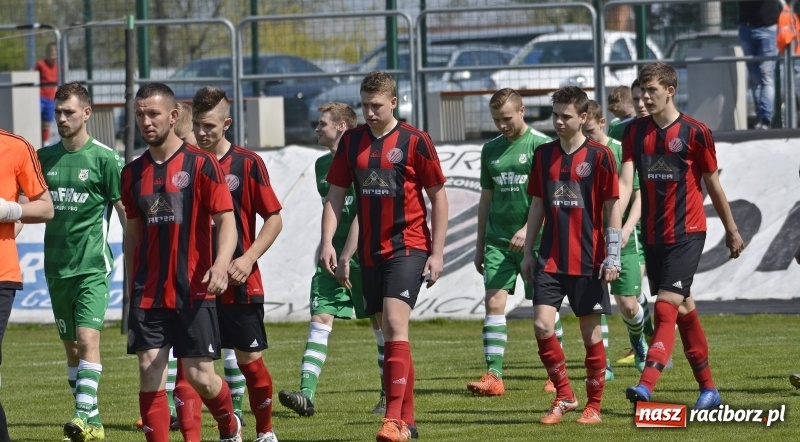 Zdjęcie w galerii na portalu naszraciborz.pl: Klasa okręgowa. Już byli w zagrodzie, witali się z gąską... wiadomości z regionu