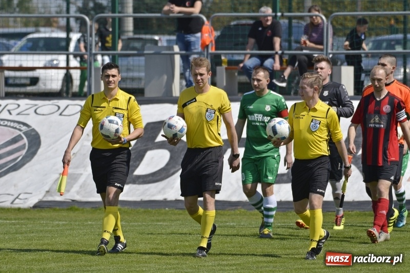 Zdjęcie w galerii na portalu naszraciborz.pl: Klasa okręgowa. Już byli w zagrodzie, witali się z gąską... wiadomości z regionu