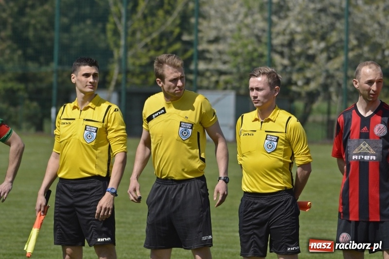 Zdjęcie w galerii na portalu naszraciborz.pl: Klasa okręgowa. Już byli w zagrodzie, witali się z gąską... wiadomości z regionu