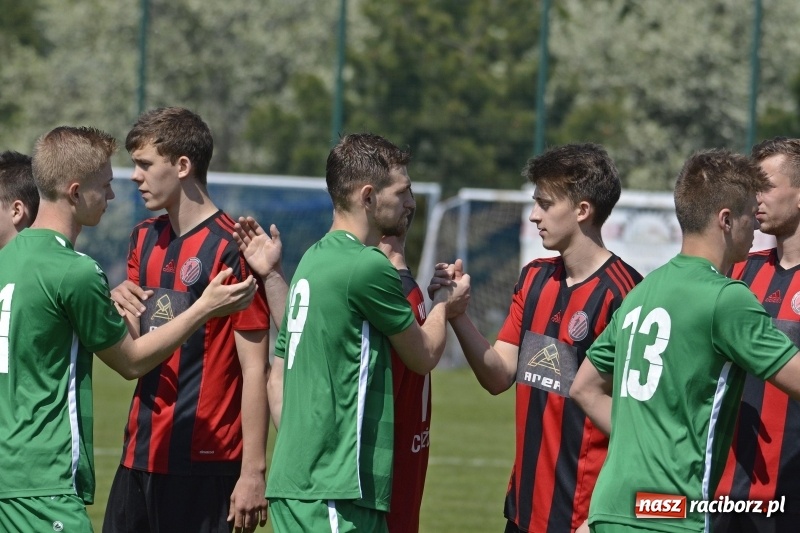 Zdjęcie w galerii na portalu naszraciborz.pl: Klasa okręgowa. Już byli w zagrodzie, witali się z gąską... wiadomości z regionu