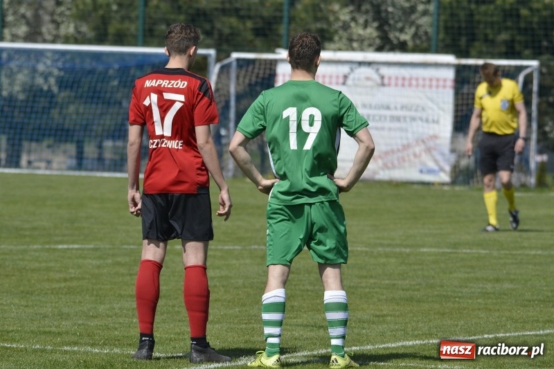 Zdjęcie w galerii na portalu naszraciborz.pl: Klasa okręgowa. Już byli w zagrodzie, witali się z gąską... wiadomości z regionu