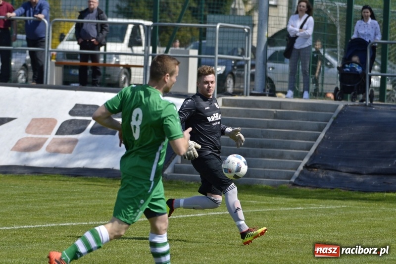 Zdjęcie w galerii na portalu naszraciborz.pl: Klasa okręgowa. Już byli w zagrodzie, witali się z gąską... wiadomości z regionu