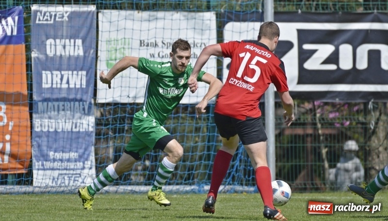 Zdjęcie w galerii na portalu naszraciborz.pl: Klasa okręgowa. Już byli w zagrodzie, witali się z gąską... wiadomości z regionu