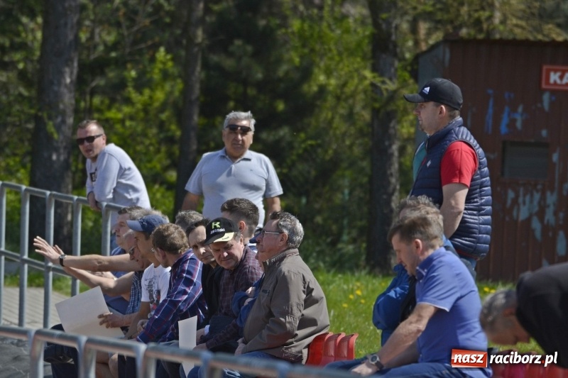 Zdjęcie w galerii na portalu naszraciborz.pl: Klasa okręgowa. Już byli w zagrodzie, witali się z gąską... wiadomości z regionu