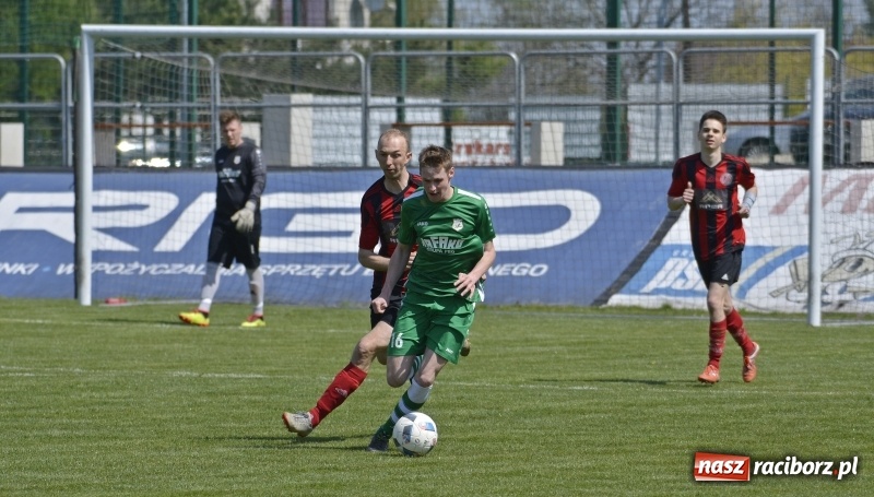 Zdjęcie w galerii na portalu naszraciborz.pl: Klasa okręgowa. Już byli w zagrodzie, witali się z gąską... wiadomości z regionu