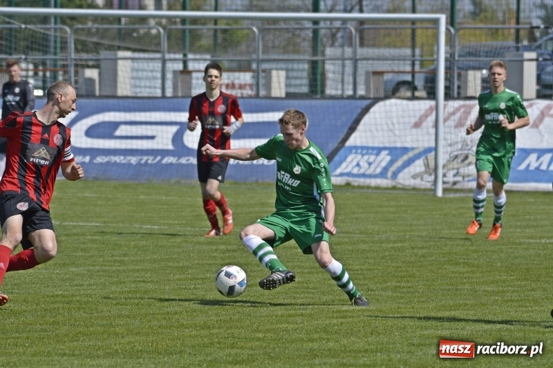 Zdjęcie w galerii na portalu naszraciborz.pl: Klasa okręgowa. Już byli w zagrodzie, witali się z gąską... wiadomości z regionu