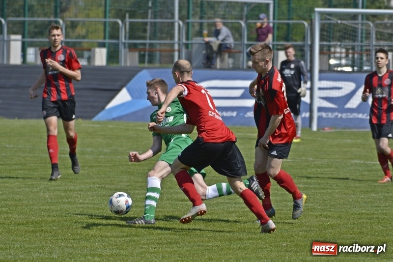 Zdjęcie w galerii na portalu naszraciborz.pl: Klasa okręgowa. Już byli w zagrodzie, witali się z gąską... wiadomości z regionu