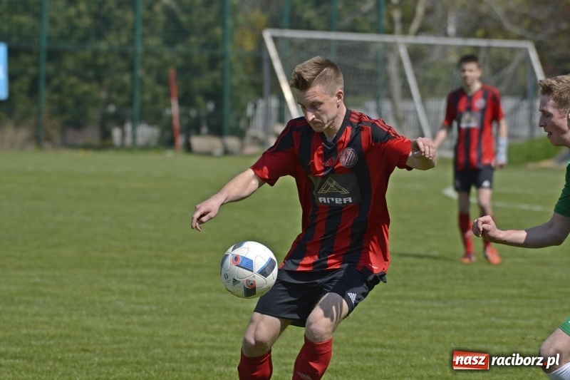 Zdjęcie w galerii na portalu naszraciborz.pl: Klasa okręgowa. Już byli w zagrodzie, witali się z gąską... wiadomości z regionu