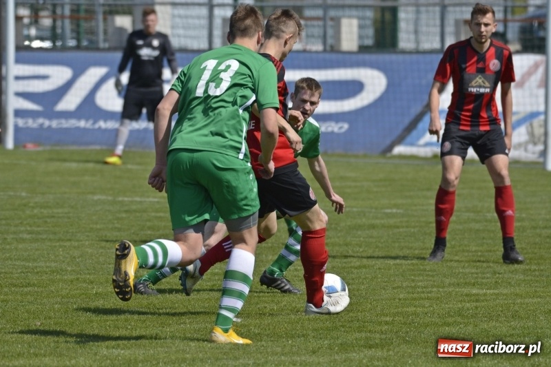 Zdjęcie w galerii na portalu naszraciborz.pl: Klasa okręgowa. Już byli w zagrodzie, witali się z gąską... wiadomości z regionu