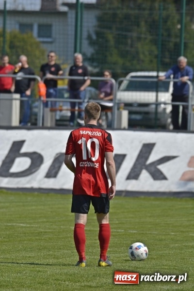 Zdjęcie w galerii na portalu naszraciborz.pl: Klasa okręgowa. Już byli w zagrodzie, witali się z gąską... wiadomości z regionu