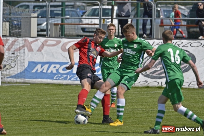 Zdjęcie w galerii na portalu naszraciborz.pl: Klasa okręgowa. Już byli w zagrodzie, witali się z gąską... wiadomości z regionu