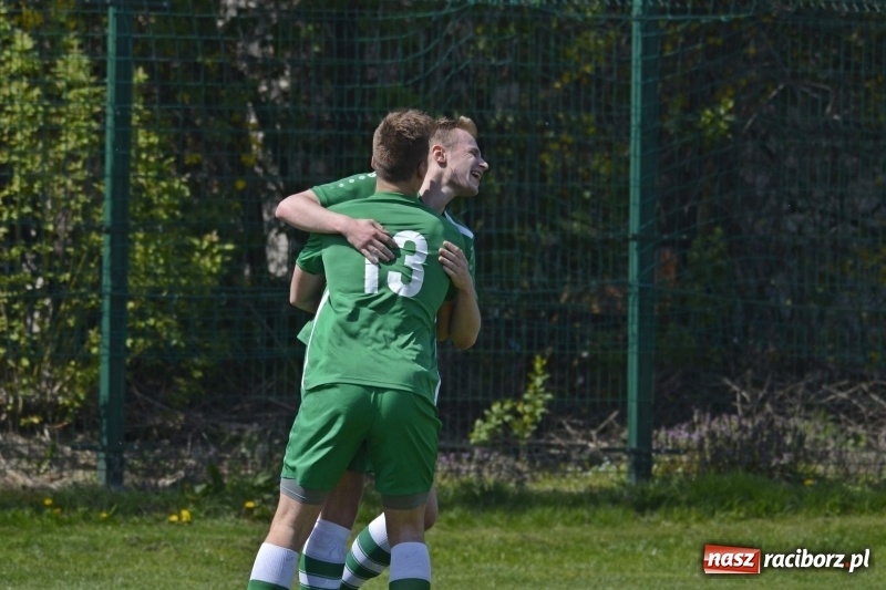 Zdjęcie w galerii na portalu naszraciborz.pl: Klasa okręgowa. Już byli w zagrodzie, witali się z gąską... wiadomości z regionu