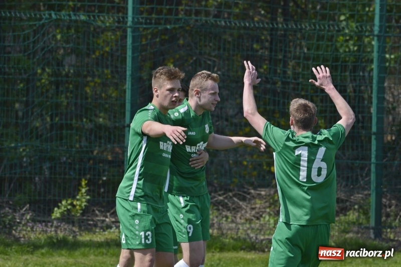 Zdjęcie w galerii na portalu naszraciborz.pl: Klasa okręgowa. Już byli w zagrodzie, witali się z gąską... wiadomości z regionu