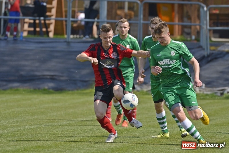Zdjęcie w galerii na portalu naszraciborz.pl: Klasa okręgowa. Już byli w zagrodzie, witali się z gąską... wiadomości z regionu