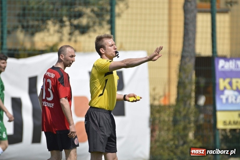 Zdjęcie w galerii na portalu naszraciborz.pl: Klasa okręgowa. Już byli w zagrodzie, witali się z gąską... wiadomości z regionu