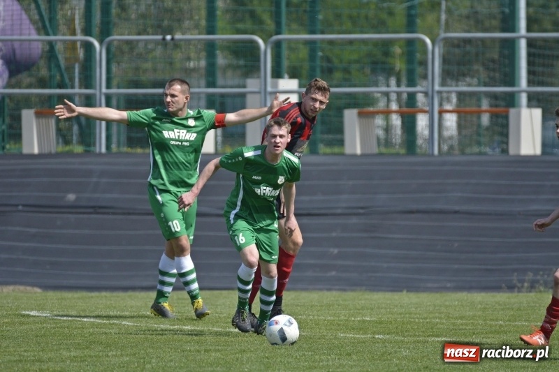 Zdjęcie w galerii na portalu naszraciborz.pl: Klasa okręgowa. Już byli w zagrodzie, witali się z gąską... wiadomości z regionu