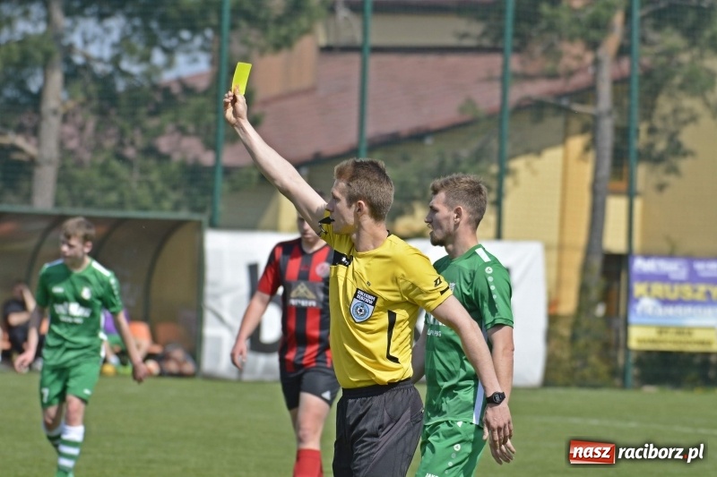 Zdjęcie w galerii na portalu naszraciborz.pl: Klasa okręgowa. Już byli w zagrodzie, witali się z gąską... wiadomości z regionu