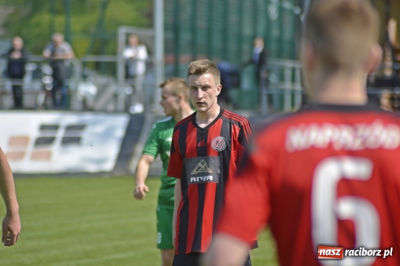 Zdjęcie w galerii na portalu naszraciborz.pl: Klasa okręgowa. Już byli w zagrodzie, witali się z gąską... wiadomości z regionu