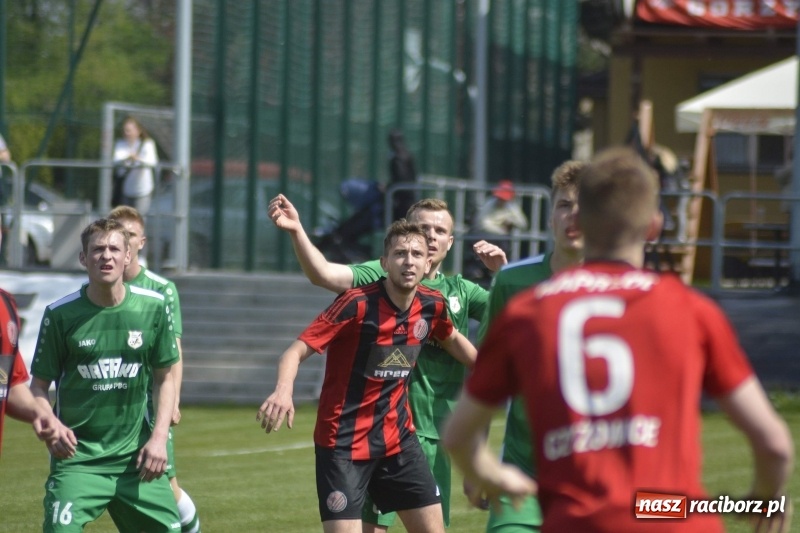 Zdjęcie w galerii na portalu naszraciborz.pl: Klasa okręgowa. Już byli w zagrodzie, witali się z gąską... wiadomości z regionu