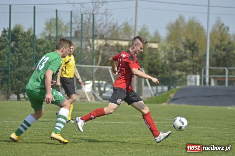 Zdjęcie w galerii na portalu naszraciborz.pl: Klasa okręgowa. Już byli w zagrodzie, witali się z gąską... wiadomości z regionu
