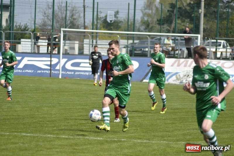 Zdjęcie w galerii na portalu naszraciborz.pl: Klasa okręgowa. Już byli w zagrodzie, witali się z gąską... wiadomości z regionu