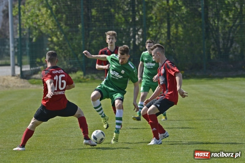 Zdjęcie w galerii na portalu naszraciborz.pl: Klasa okręgowa. Już byli w zagrodzie, witali się z gąską... wiadomości z regionu