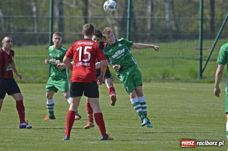 Zdjęcie w galerii na portalu naszraciborz.pl: Klasa okręgowa. Już byli w zagrodzie, witali się z gąską... wiadomości z regionu