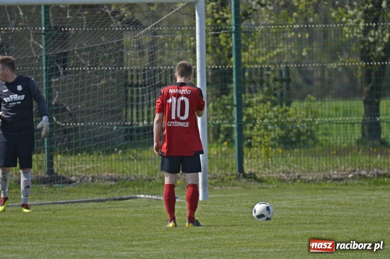 Zdjęcie w galerii na portalu naszraciborz.pl: Klasa okręgowa. Już byli w zagrodzie, witali się z gąską... wiadomości z regionu