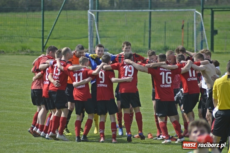 Zdjęcie w galerii na portalu naszraciborz.pl: Klasa okręgowa. Już byli w zagrodzie, witali się z gąską... wiadomości z regionu