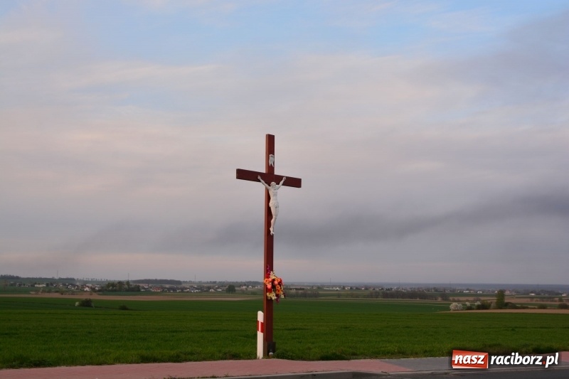 Zdjęcie w galerii na portalu naszraciborz.pl: Słup czarnego dymu nad lasami raciborskimi. Przemieszcza się przez nasz powiat [FOTO i WIDEO] wiadomości z regionu