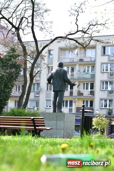 Zdjęcie w galerii na portalu naszraciborz.pl: Fontanny, poidełka, strumyk i kolorowe światła. Park im. Miasta Roth przyszłości  wiadomości z regionu