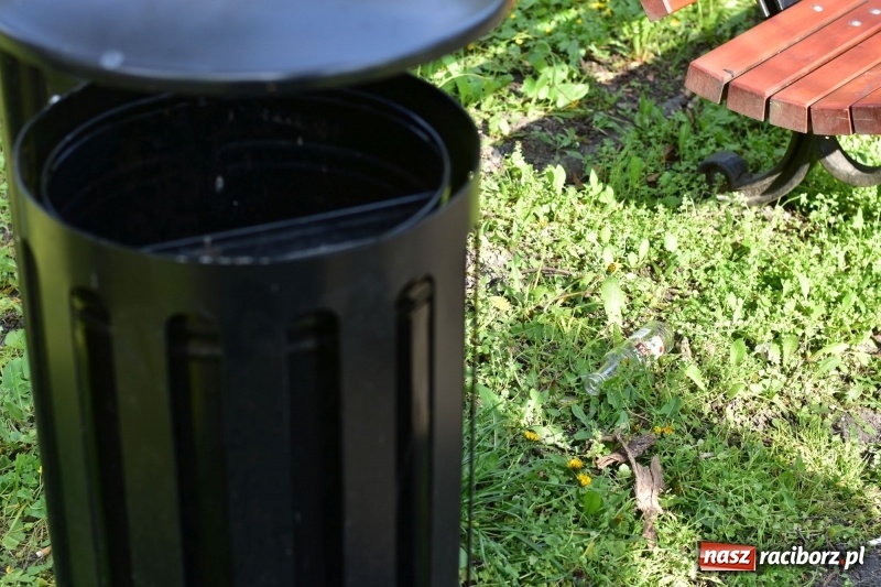 Zdjęcie w galerii na portalu naszraciborz.pl: Fontanny, poidełka, strumyk i kolorowe światła. Park im. Miasta Roth przyszłości  wiadomości z regionu