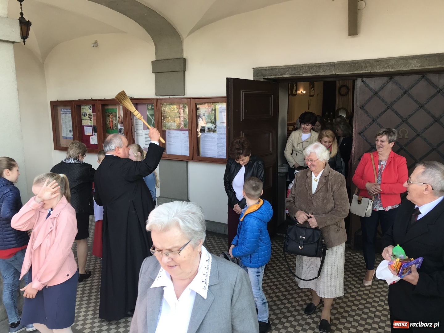 Zdjęcie w galerii na portalu naszraciborz.pl: Cały rok będziecie zdrowi, czyli śmigus dyngus z proboszczem  wiadomości z regionu
