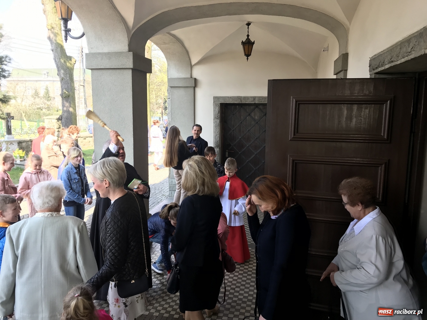 Zdjęcie w galerii na portalu naszraciborz.pl: Cały rok będziecie zdrowi, czyli śmigus dyngus z proboszczem  wiadomości z regionu