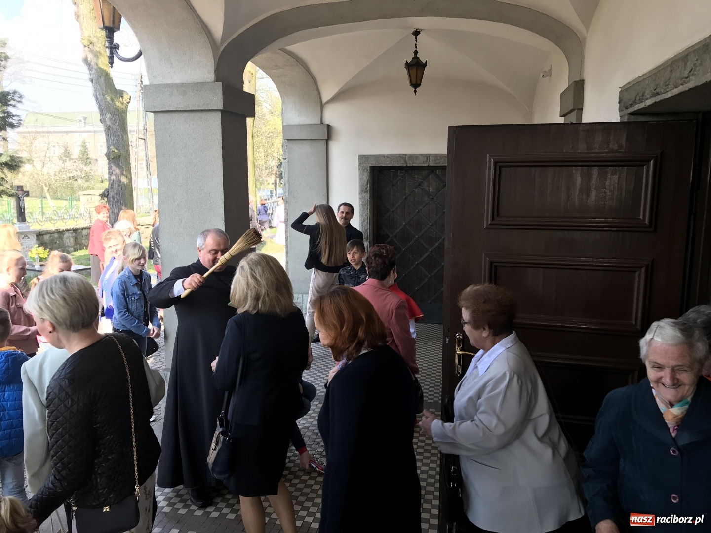 Zdjęcie w galerii na portalu naszraciborz.pl: Cały rok będziecie zdrowi, czyli śmigus dyngus z proboszczem  wiadomości z regionu