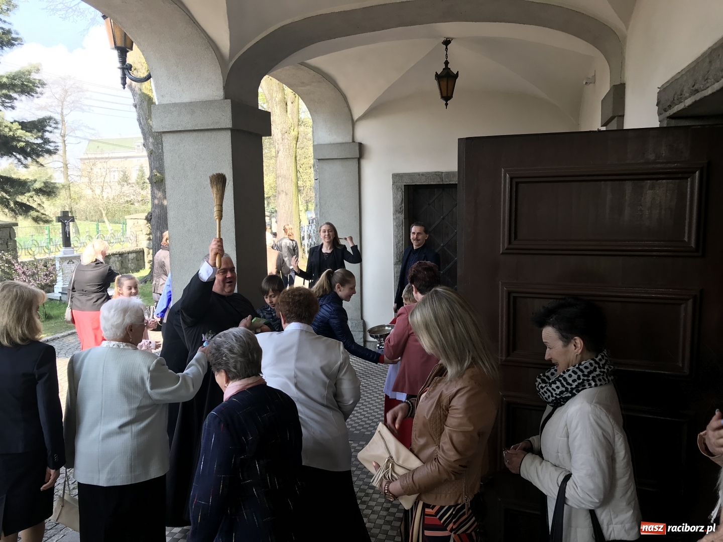 Zdjęcie w galerii na portalu naszraciborz.pl: Cały rok będziecie zdrowi, czyli śmigus dyngus z proboszczem  wiadomości z regionu