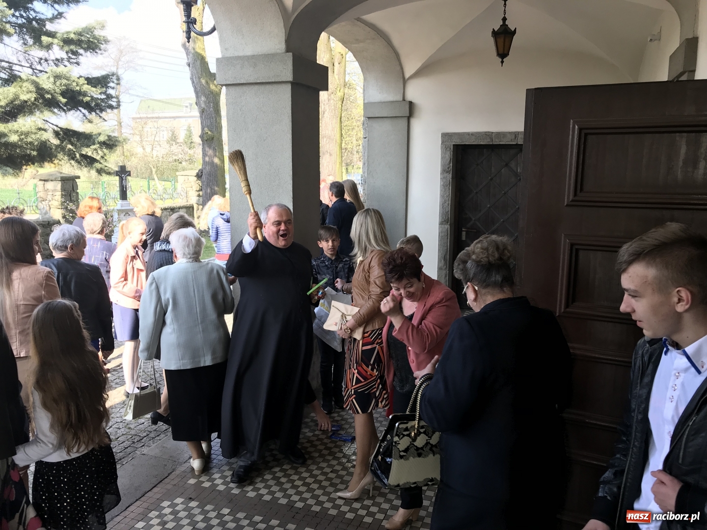 Zdjęcie w galerii na portalu naszraciborz.pl: Cały rok będziecie zdrowi, czyli śmigus dyngus z proboszczem  wiadomości z regionu