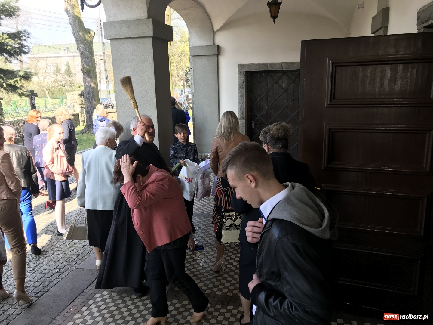 Zdjęcie w galerii na portalu naszraciborz.pl: Cały rok będziecie zdrowi, czyli śmigus dyngus z proboszczem  wiadomości z regionu