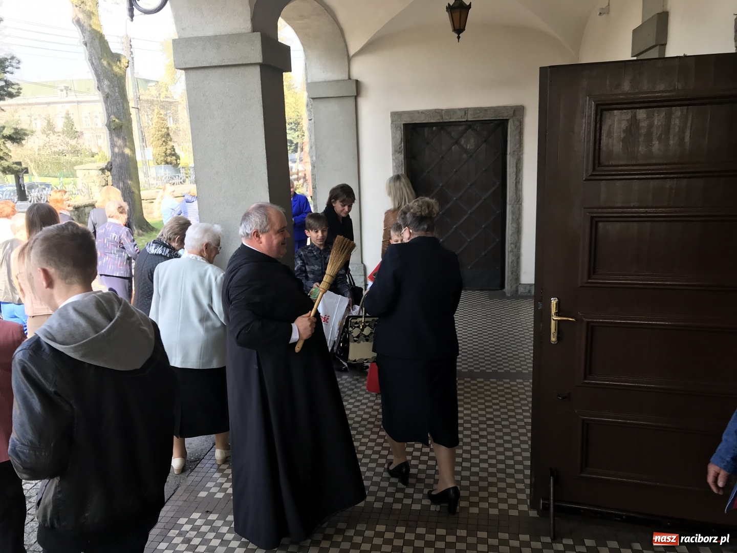 Zdjęcie w galerii na portalu naszraciborz.pl: Cały rok będziecie zdrowi, czyli śmigus dyngus z proboszczem  wiadomości z regionu